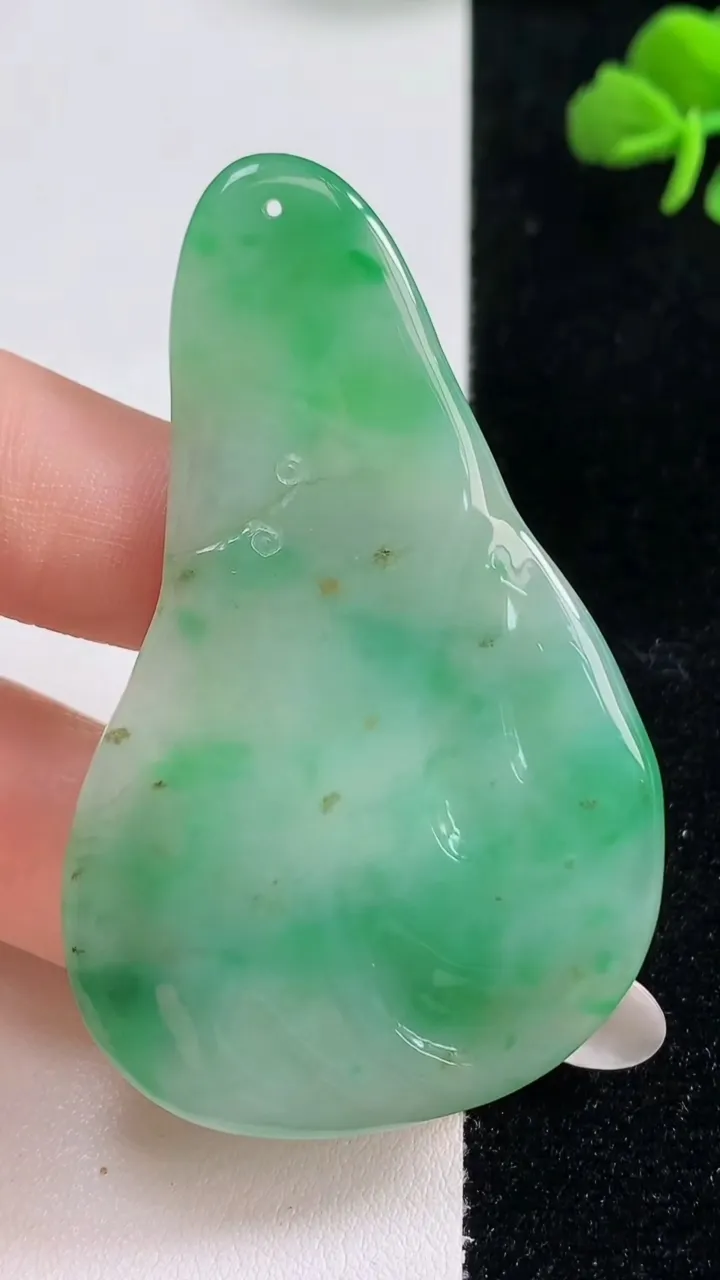天然A货翡翠逍遥佛吊坠，尺寸62-39.2-5，重量:21.58g
10月25日