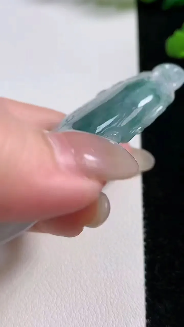 天然A货翡翠飘花佛手瓜吊坠，尺寸70-29-10，重:40.23g
10月25日