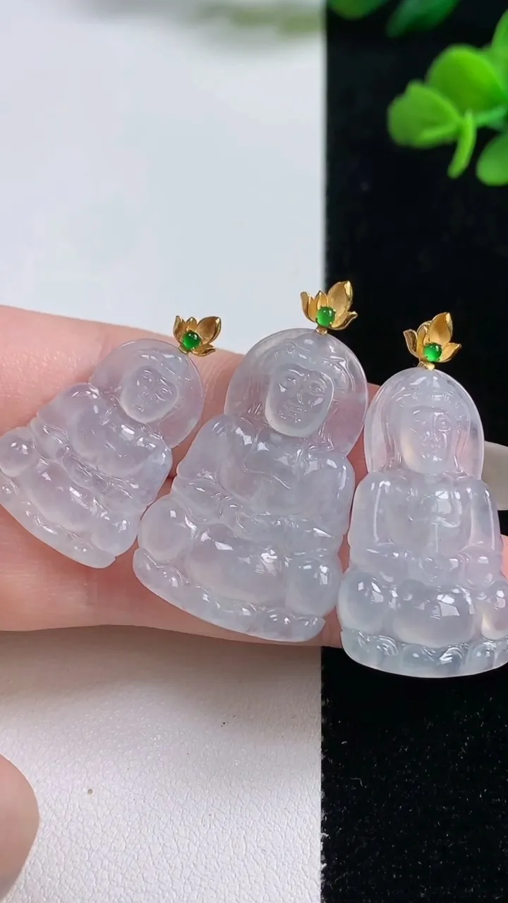 天然A货翡翠种白冰观音菩萨吊坠三个，尺寸32.2-20.6-3.6，重量:14.14g
10月25日
