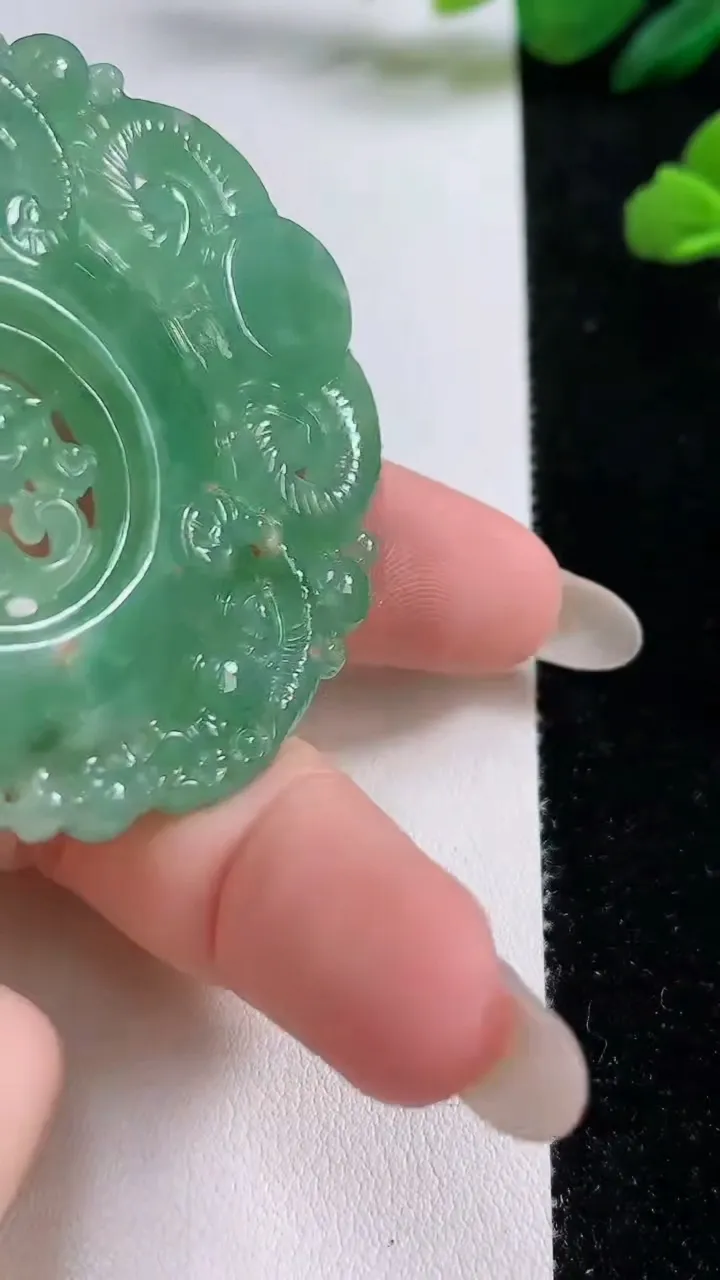 天然A货翡翠三羊开泰吊坠，尺寸54-54-6，重:28.90g
10月25日