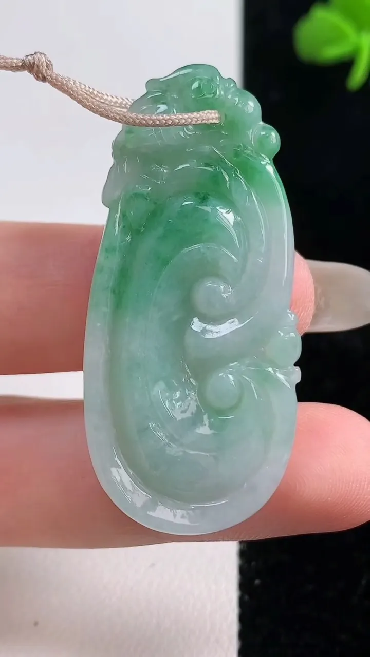 天然A货翡翠如意吊坠，尺寸45-20.7-6.4，重量:10.50g
10月25日