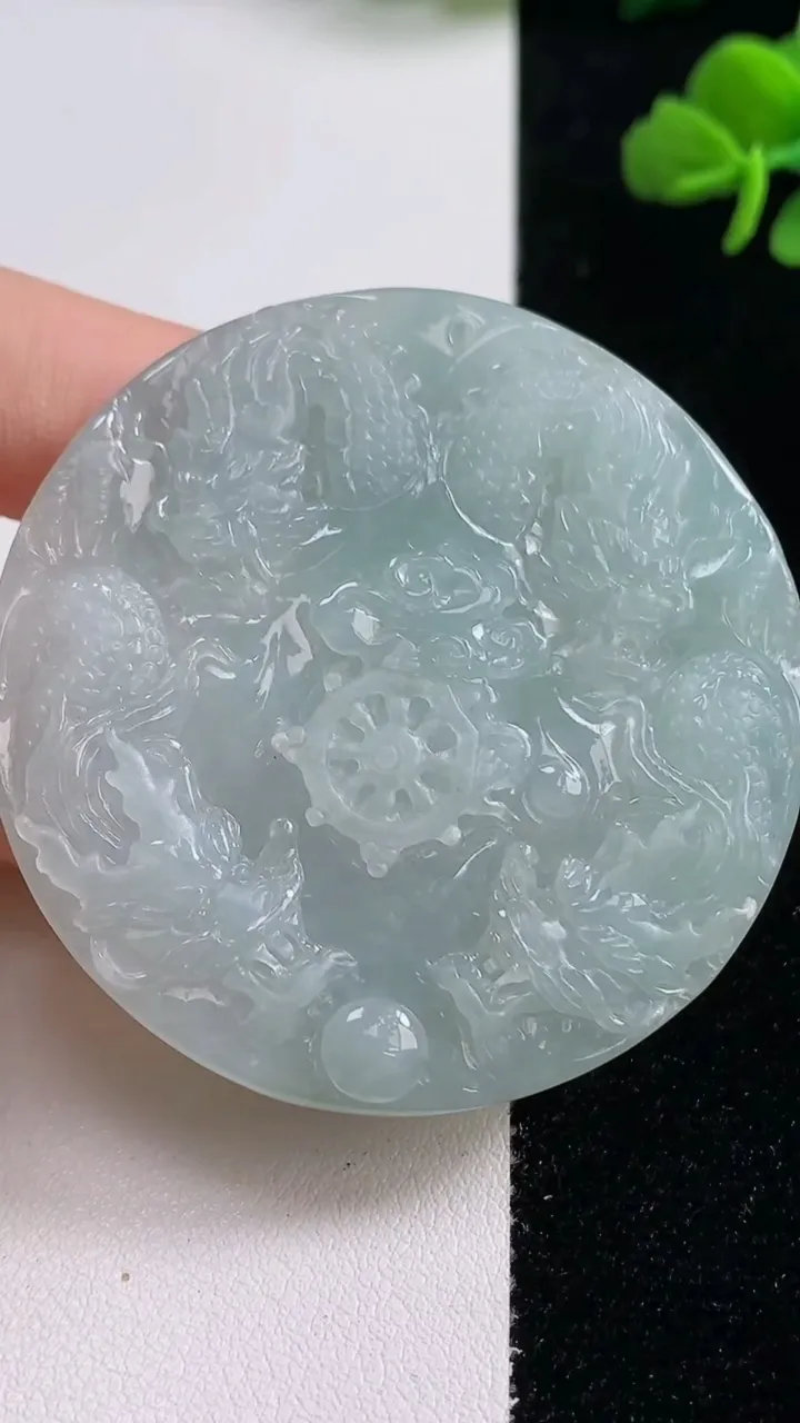 天然A货翡翠九龙至尊 大日如来吊坠，尺寸52-8.8，重量:44.83g
10月25日