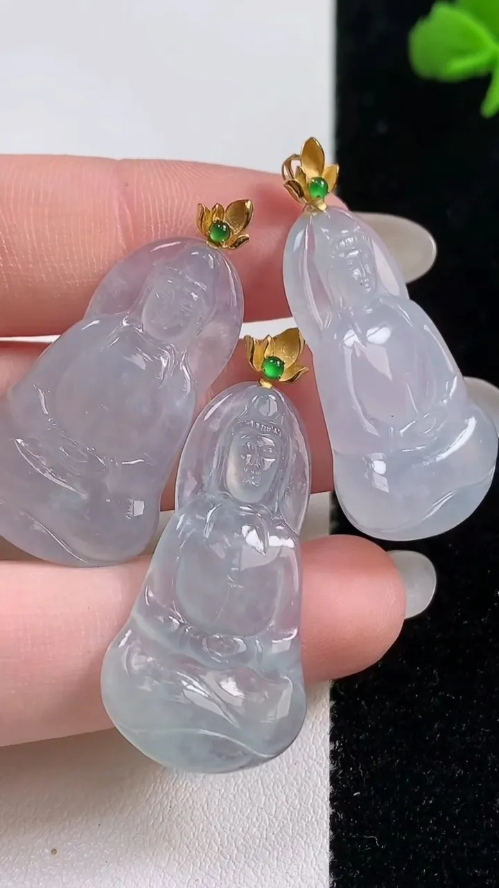 天然A货翡翠种白冰素衣观音吊坠三个，尺寸30.6-18.8-3.7，重量:14.18g
10月25日