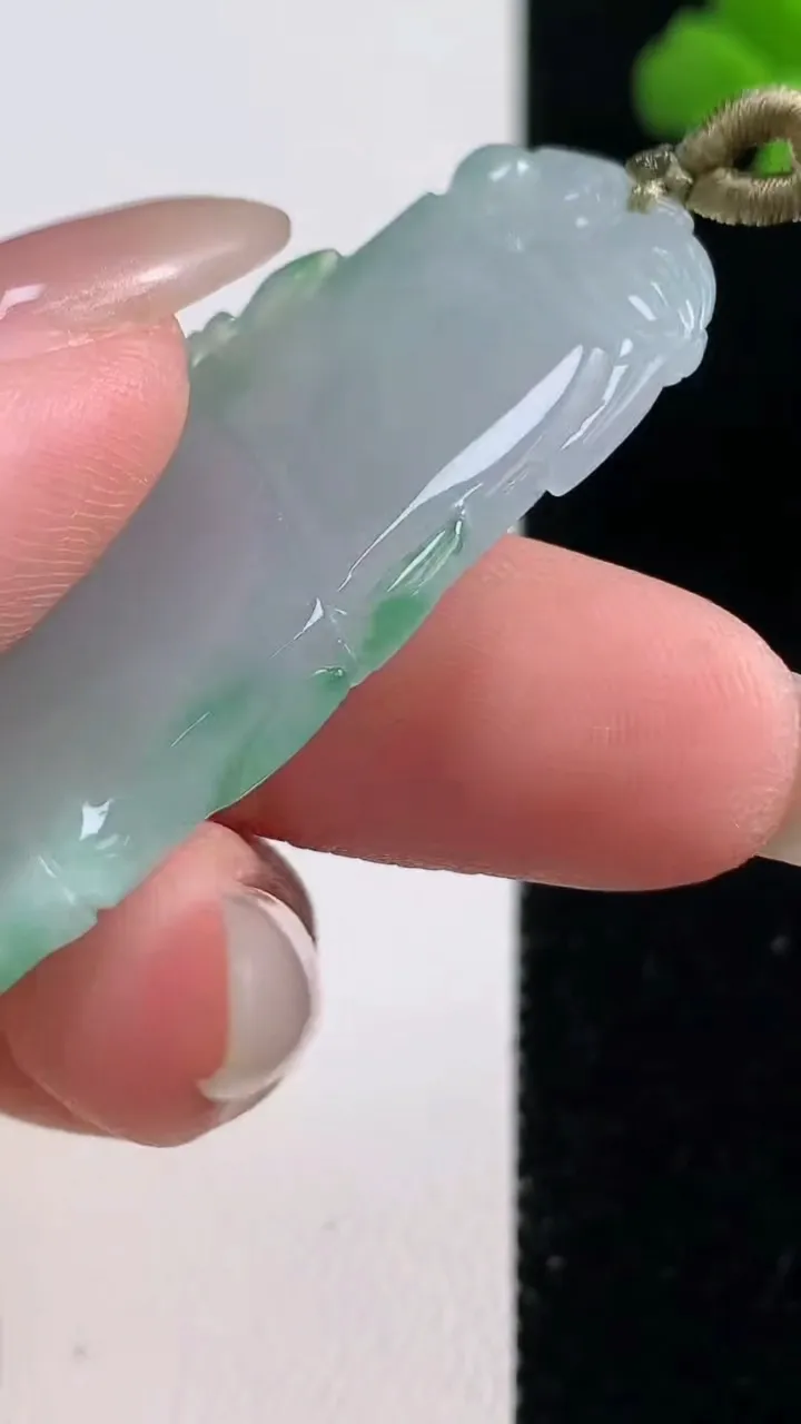 天然A货翡翠节节高升 竹节吊坠，尺寸58-22.2-4.8，重量:14.06g
10月25日