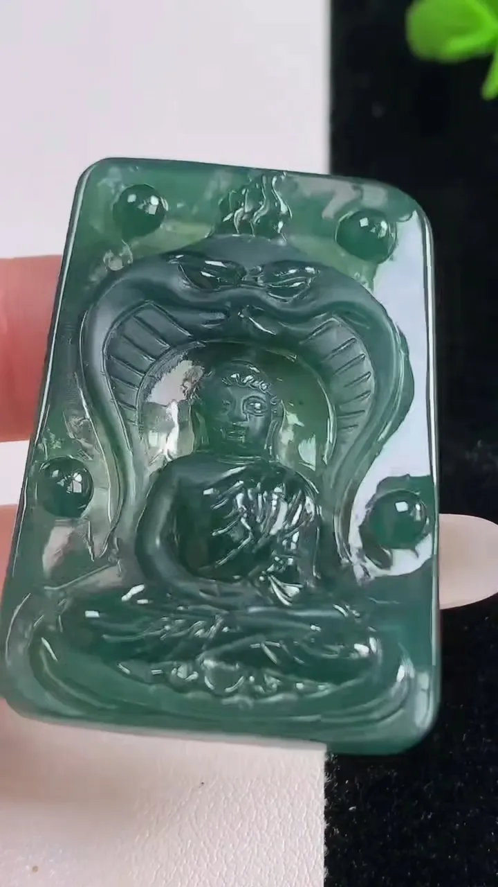 天然A货翡翠大日如来吊坠，尺寸46.7-31-5.2，重量:17.84g
10月25日