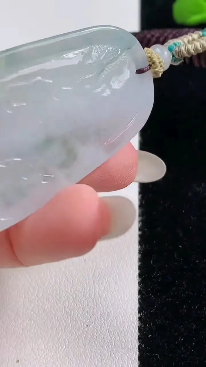 天然A货翡翠牌吊坠，尺寸50.4-29.8-4.8，重量:18.70g
10月25日