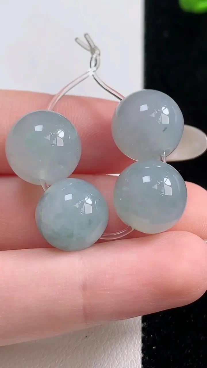 天然A货翡翠冰种飘花圆珠吊坠一手四个，尺寸12.7，重量:14.20g
10月25日