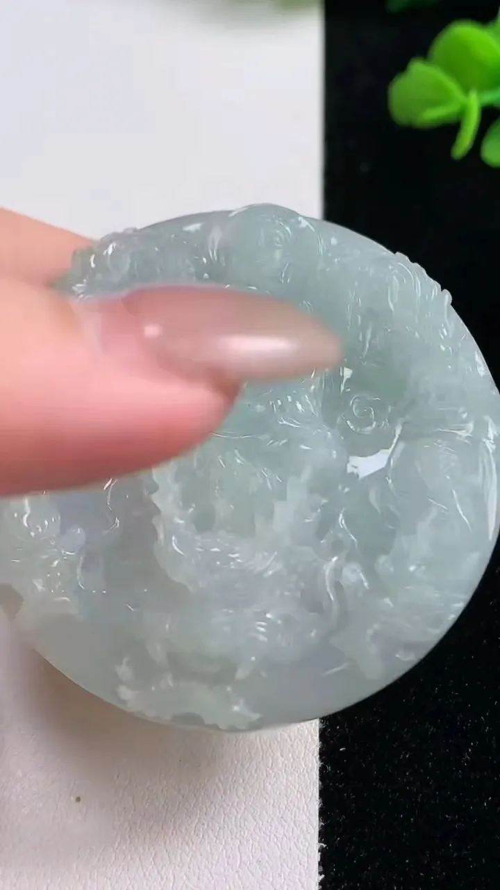 天然A货翡翠九龙至尊 大日如来吊坠，尺寸52-8.8，重量:44.83g
10月25日