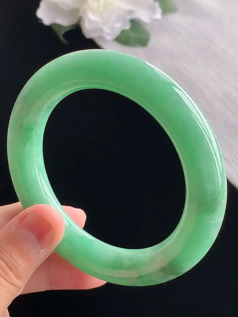 a货翡翠老坑冰种满绿胖圆条手镯55-56圈口 尺寸55.6×11.8mm 重量77.24g 1024