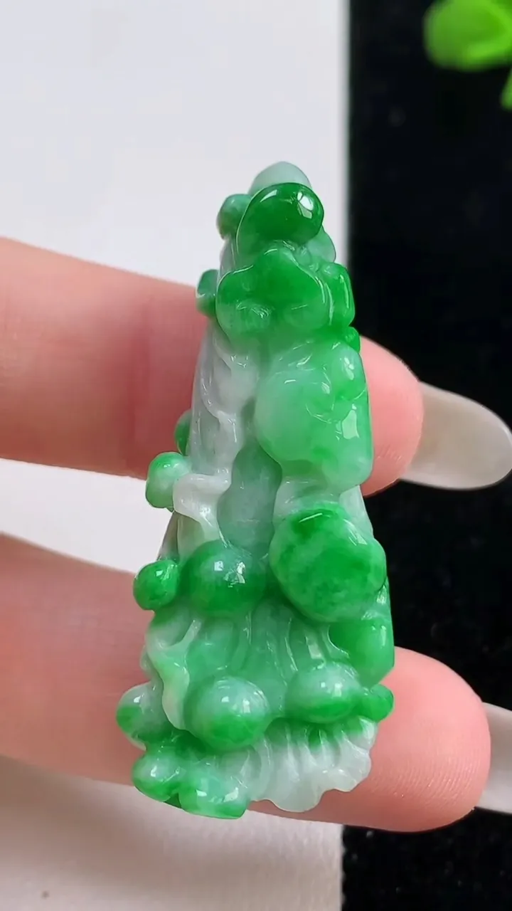 天然A货翡翠白菜吊坠，尺寸44.7-18-10.8，重量:14.15g
10月25日