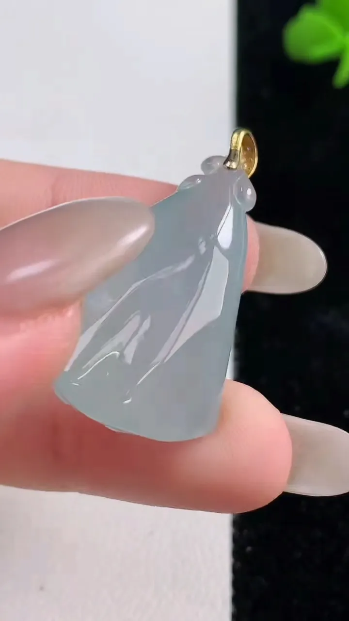 天然A货翡翠莲蓬吊坠，尺寸31-21.7-11.7，重量:9.79g
10月25日