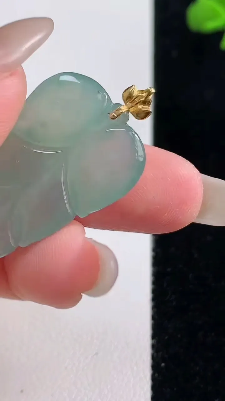 天然A货翡翠金枝玉叶 叶子吊坠，尺寸30.3-19.3-5.4，重量:6.50g
10月25日