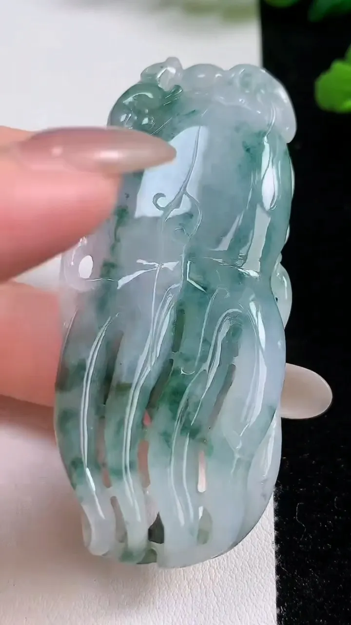 天然A货翡翠飘花佛手瓜吊坠，尺寸70-29-10，重:40.23g
10月25日