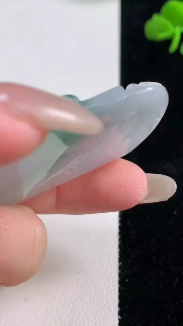 天然A货翡翠山水牌吊坠，尺寸64-41.3-4.8，重量:32.70g
10月25日