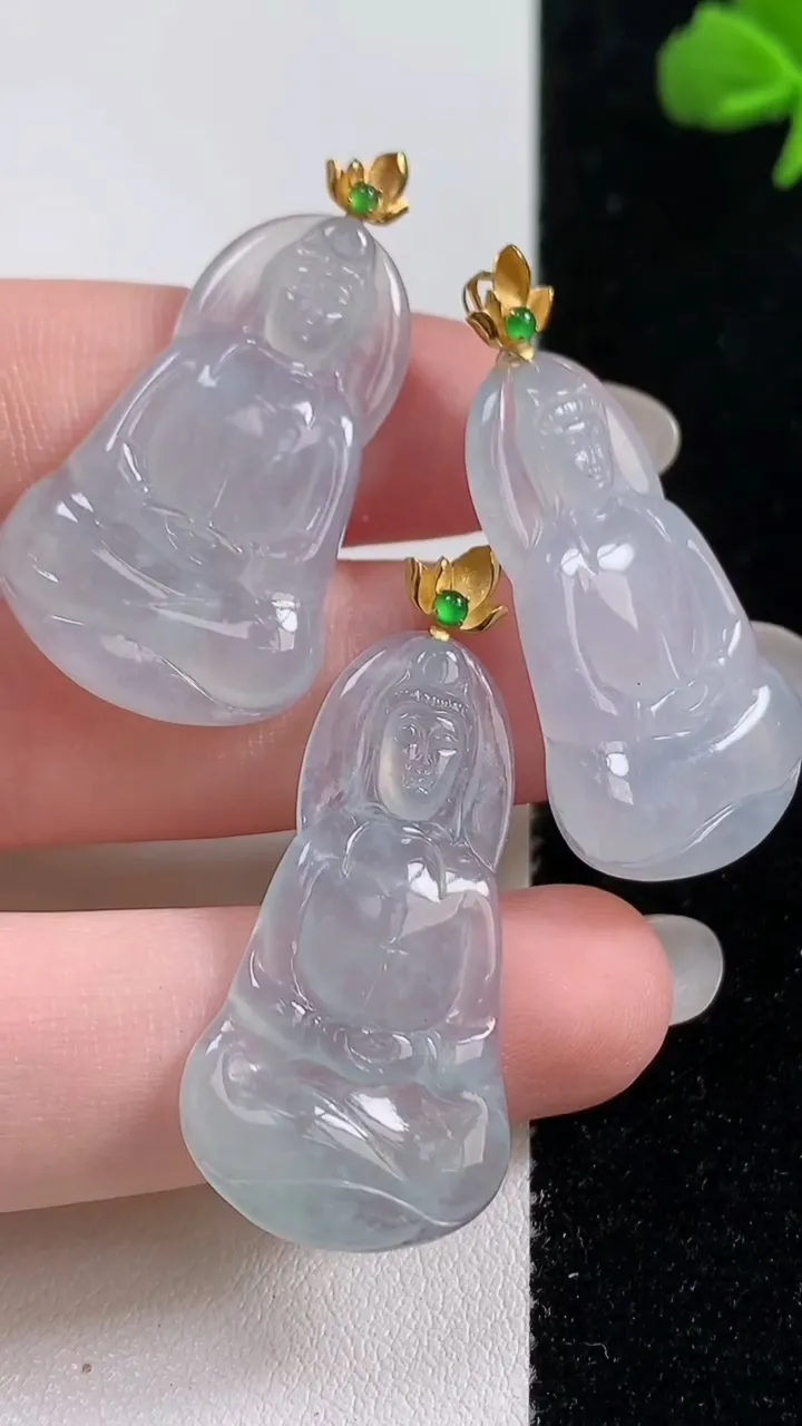 天然A货翡翠种白冰素衣观音吊坠三个，尺寸30.6-18.8-3.7，重量:14.18g
10月25日