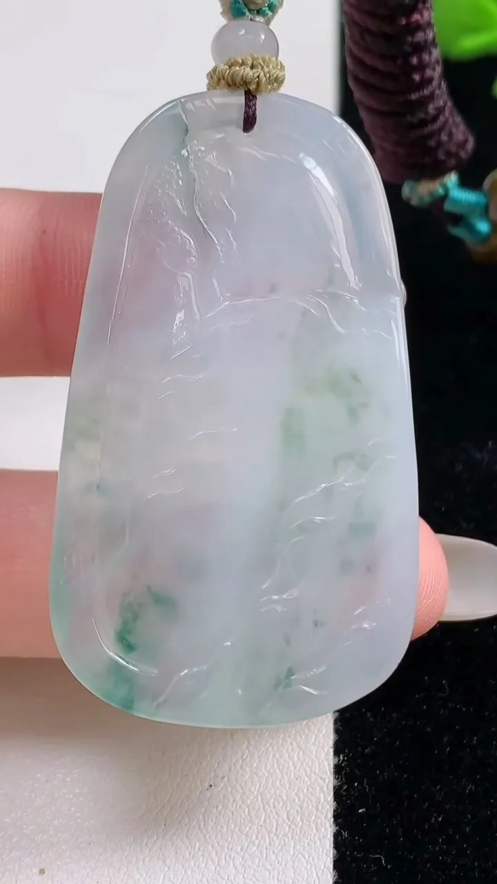 天然A货翡翠牌吊坠，尺寸50.4-29.8-4.8，重量:18.70g
10月25日