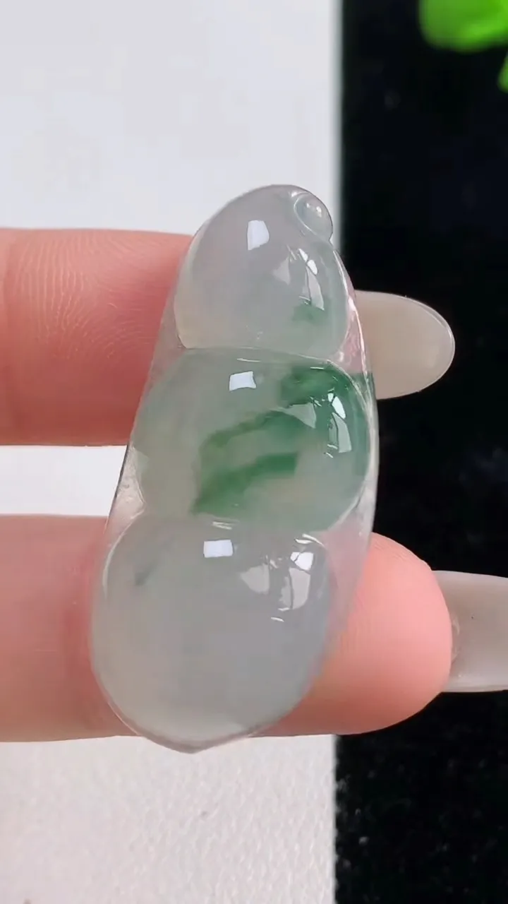 天然A货翡翠冰种飘花福豆吊坠，尺寸37-16.5-6，重量:6.65g
10月25日