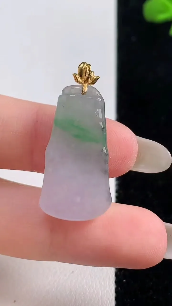 天然A货翡翠节节高升 竹节吊坠，尺寸27-14.7-4.5，重量:4.10g
10月25日