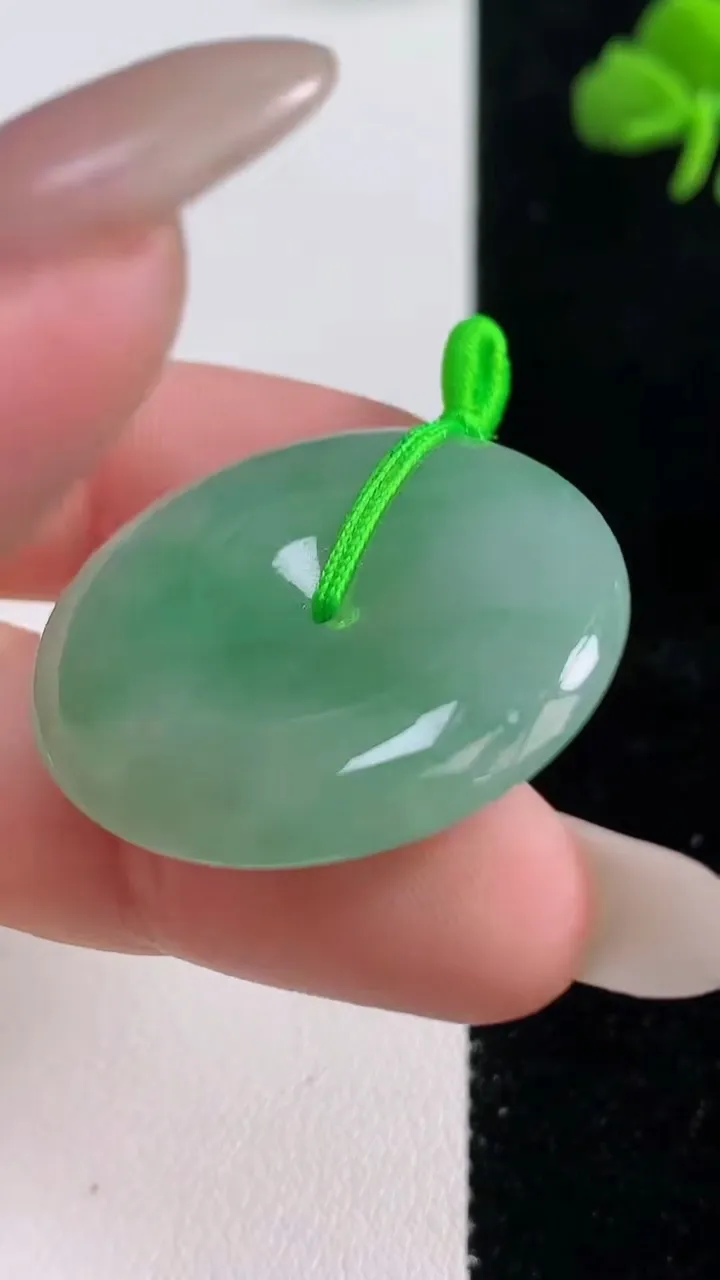 天然A货翡翠平安扣吊坠，尺寸30.5-5.8，重量:12.22g
10月25日