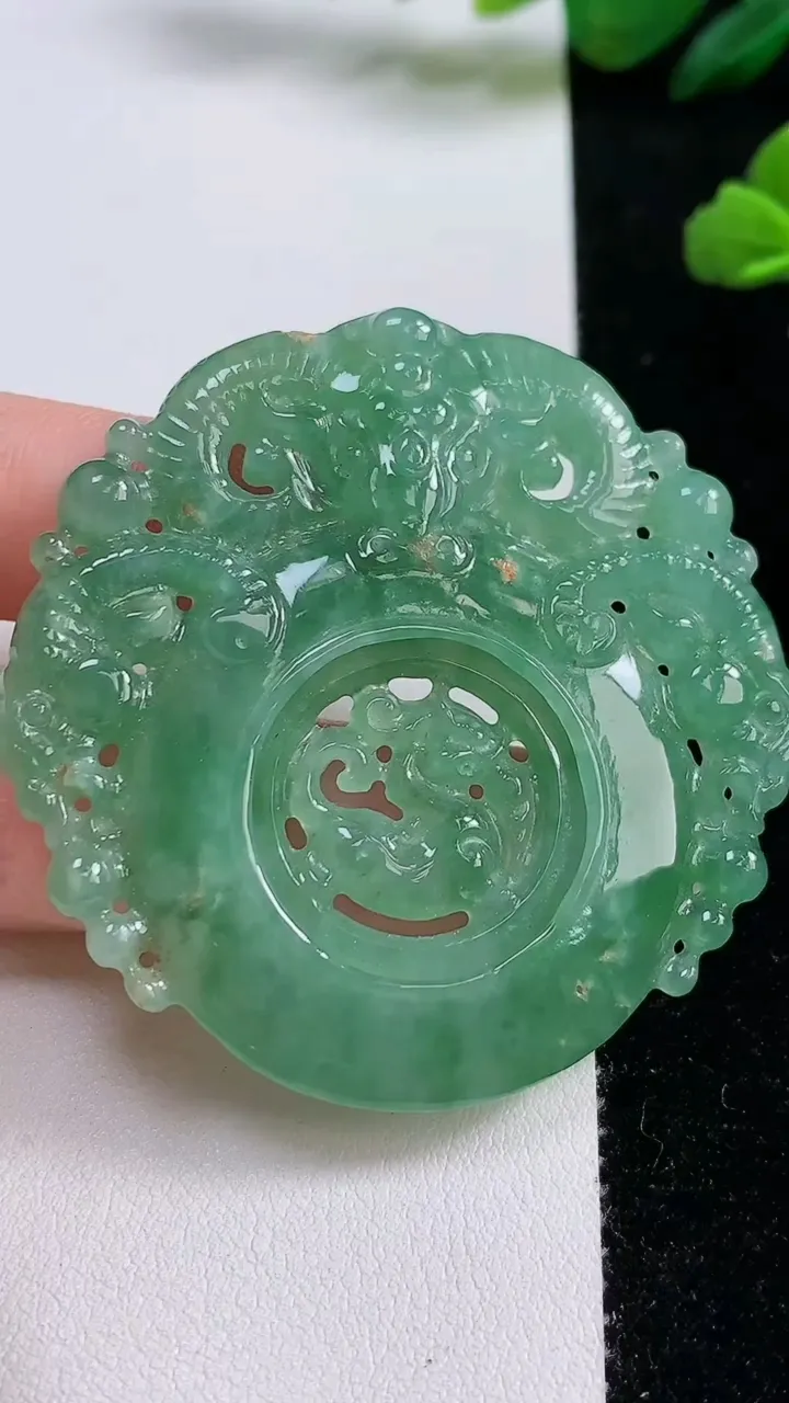 天然A货翡翠三羊开泰吊坠，尺寸54-54-6，重:28.90g
10月25日