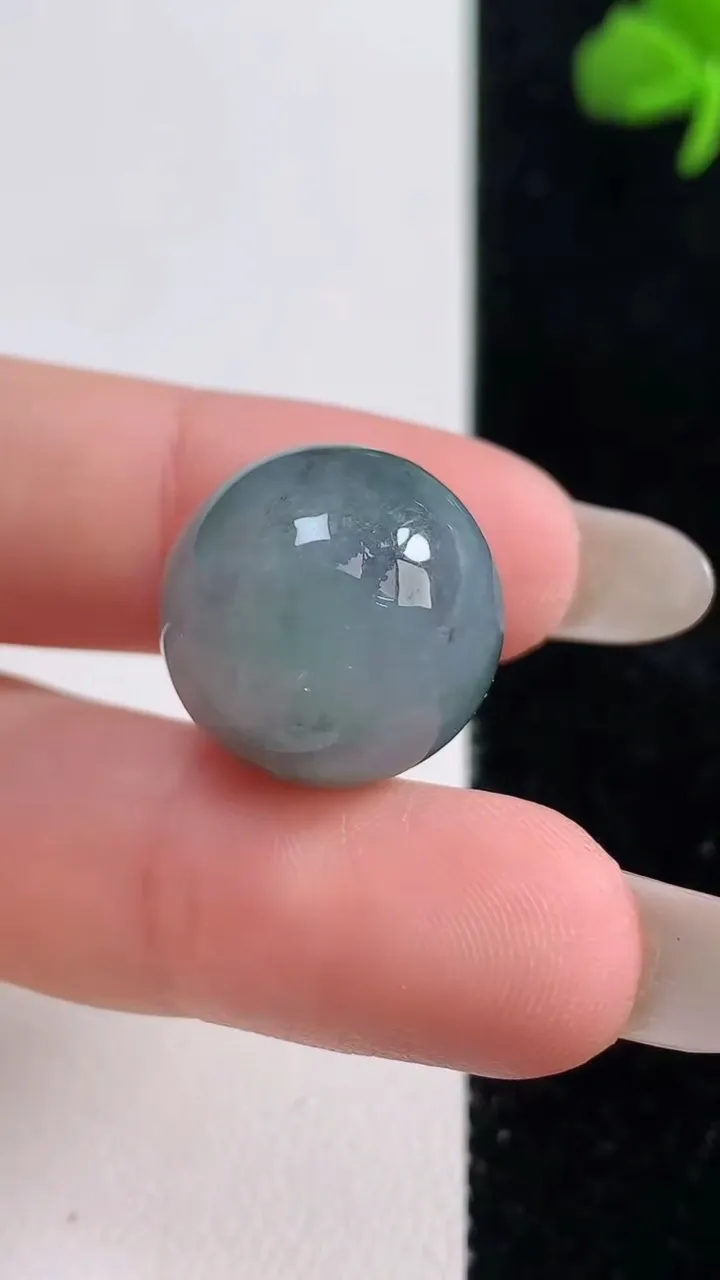天然A货翡翠乌鸡种圆珠镶嵌件，尺寸17.2，重量:9.50g10月25日
工厂直销收藏佳品,种好水足，色泽均匀，有种有色，上手高大气！