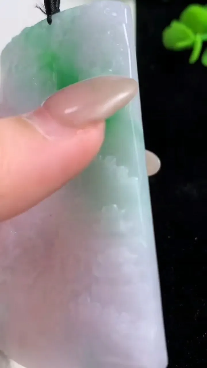 天然A货翡翠山水牌吊坠，尺寸75.4-47-6.6，重量:57.37g
10月25日
