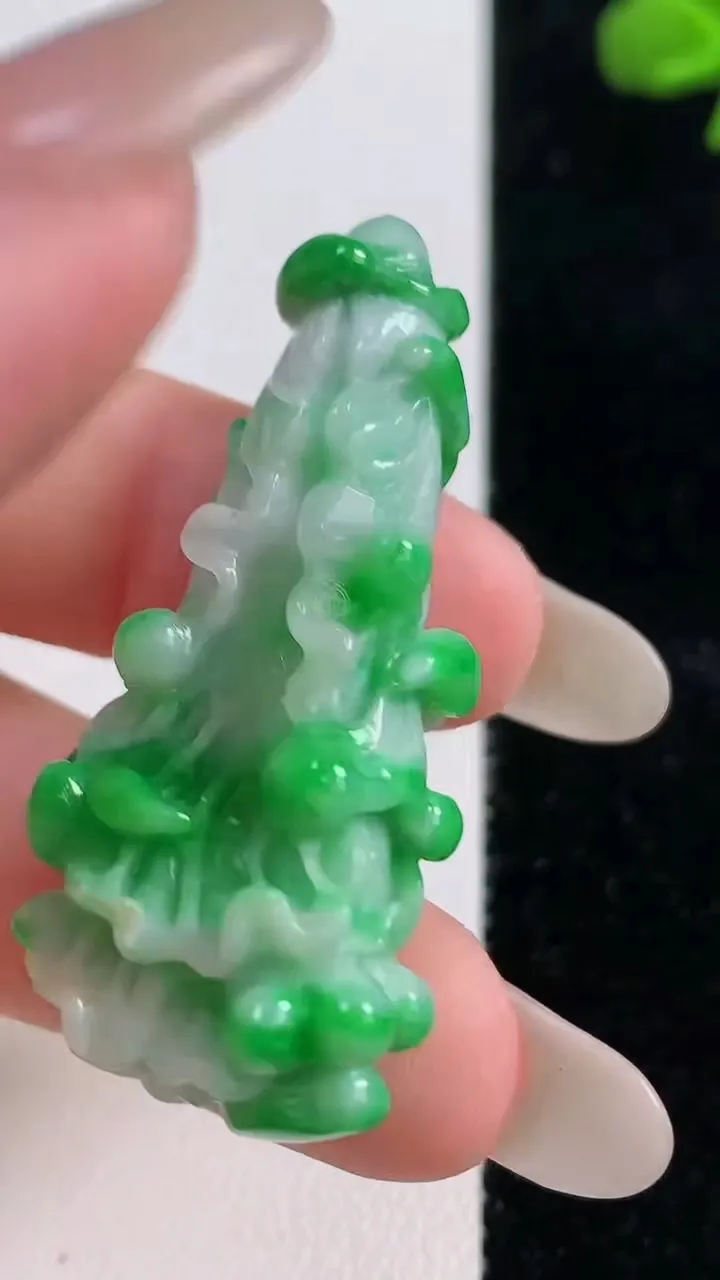 天然A货翡翠白菜吊坠，尺寸44.7-18-10.8，重量:14.15g
10月25日