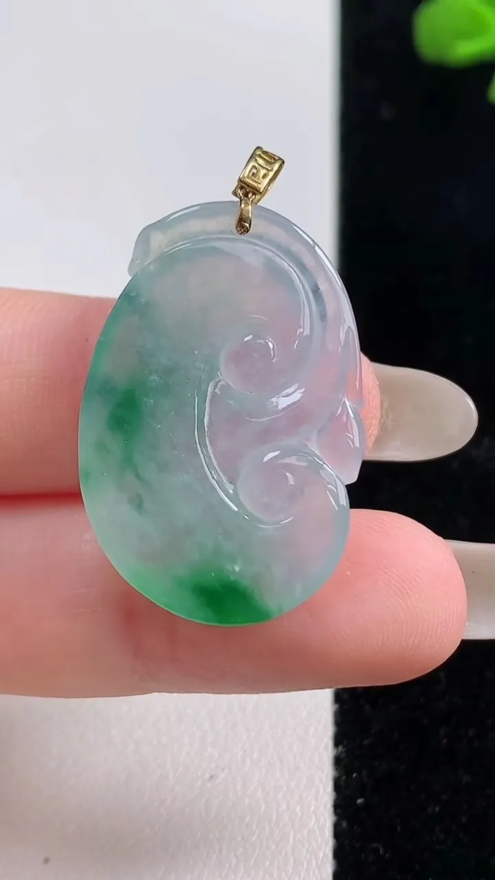 天然A货翡翠如意吊坠，尺寸29.6-19.3-4.2，重量:5.40g
10月25日