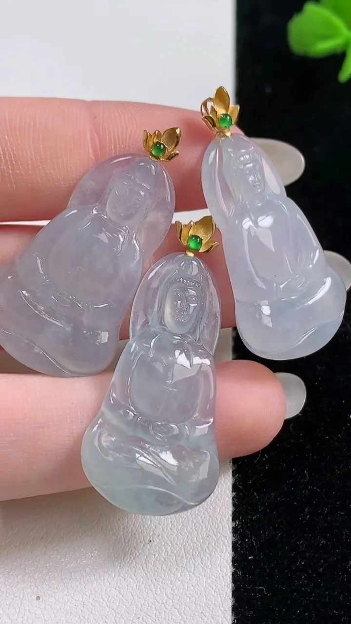 天然A货翡翠种白冰素衣观音吊坠三个，尺寸30.6-18.8-3.7，重量:14.18g
10月25日