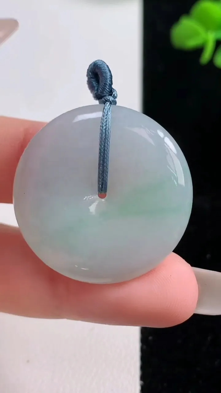 天然A货翡翠平安扣吊坠，尺寸29.7-5，重量:9.84g
10月25日