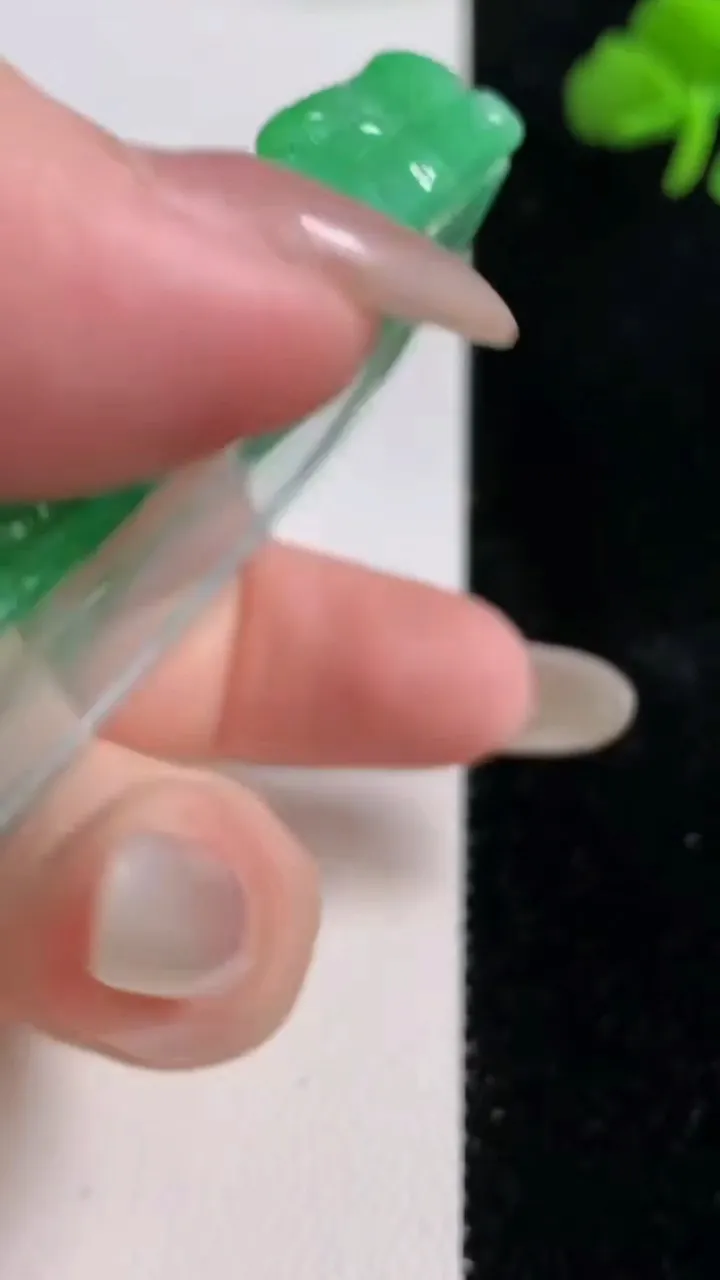 天然A货翡翠生肖牛吊坠，尺寸59.4-45-8.6，重量:55.00g
10月25日