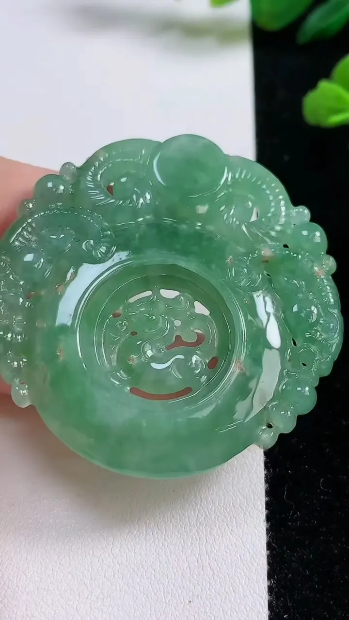 天然A货翡翠三羊开泰吊坠，尺寸54-54-6，重:28.90g
10月25日
