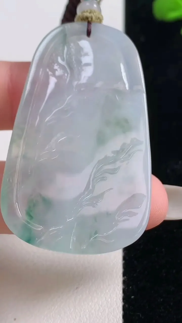 天然A货翡翠牌吊坠，尺寸50.4-29.8-4.8，重量:18.70g
10月25日