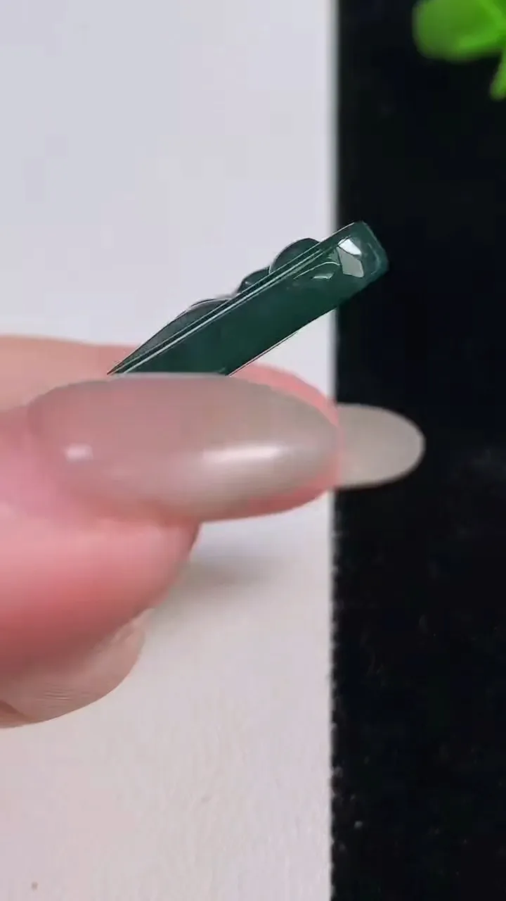天然A货翡翠大日如来吊坠，尺寸46.7-31-5.2，重量:17.84g
10月25日