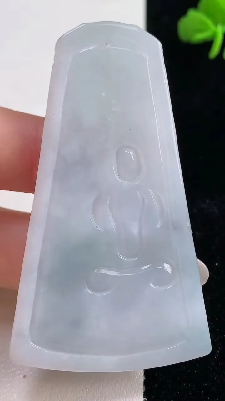 天然A货翡翠冰种飘花虚空藏菩萨吊坠，尺寸64.8-37-5.6，重量:23.92g
10月25日