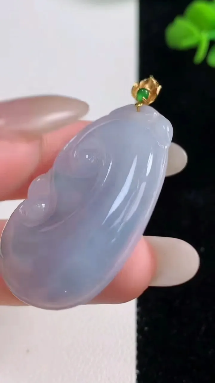 天然A货翡翠18K金紫罗兰飘花如意吊坠，尺寸38.6-24.8-5.3，重量:10.05g
10月2