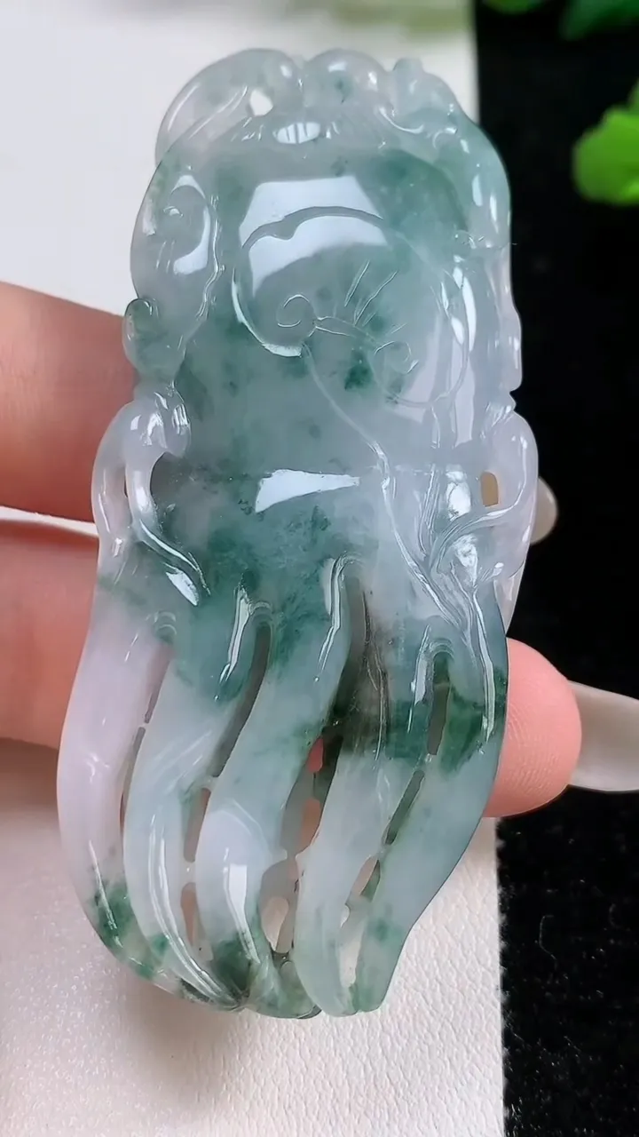 天然A货翡翠飘花佛手瓜吊坠，尺寸70-29-10，重:40.23g
10月25日