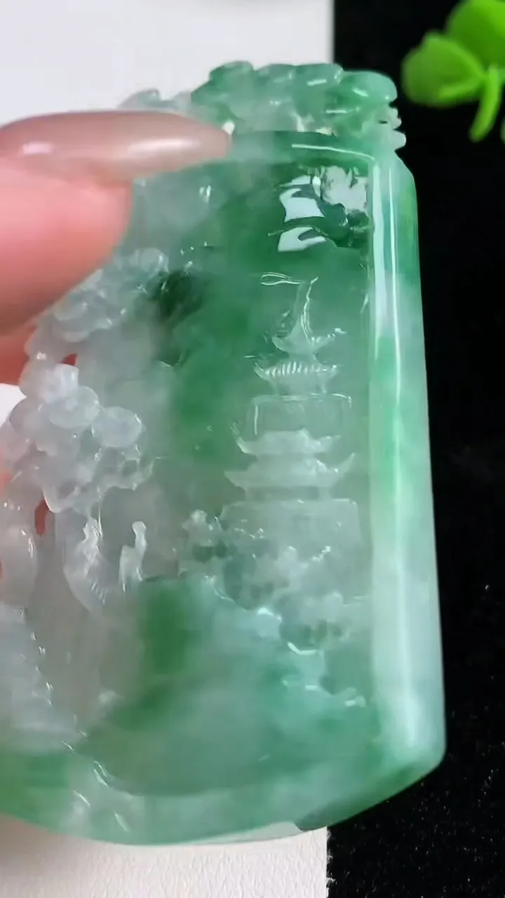 天然A货翡翠山水牌吊坠，尺寸70.4-44.7-6.9，重量:46.10g
10月25日