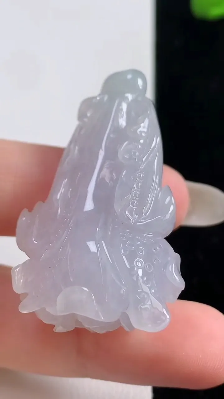 天然A货翡翠白菜吊坠，尺寸43-23.6-16.4，重量:20.40g
10月25日