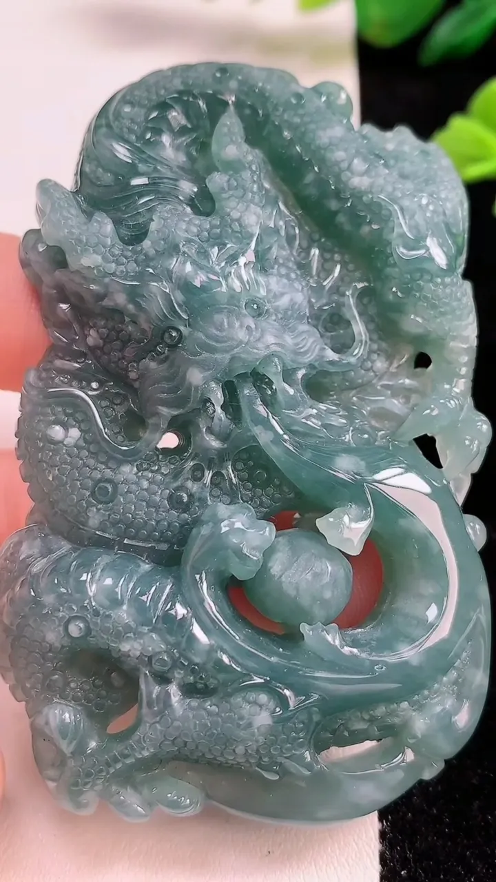 天然A货翡翠蓝水龙牌吊坠，尺寸78-45-13，重:72.26g
10月25日