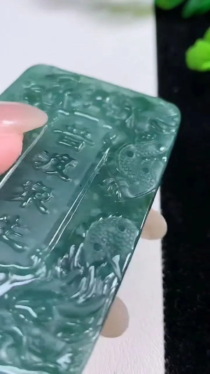 天然A货翡翠蓝水九龙至尊 观音菩萨吊坠，尺寸69.2-43.3-7.6，重:44.96g
10月25日
