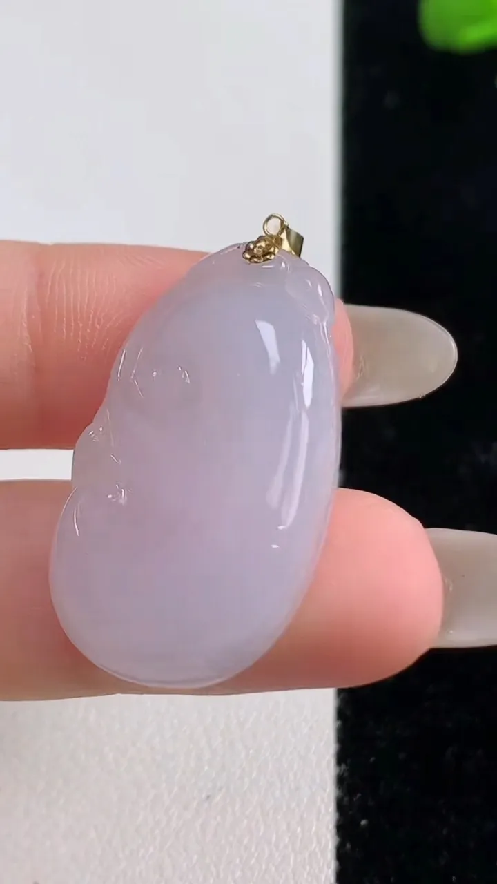 天然A货翡翠种白冰如意吊坠，尺寸31.2-18-4.5，重量:4.97g
10月25日