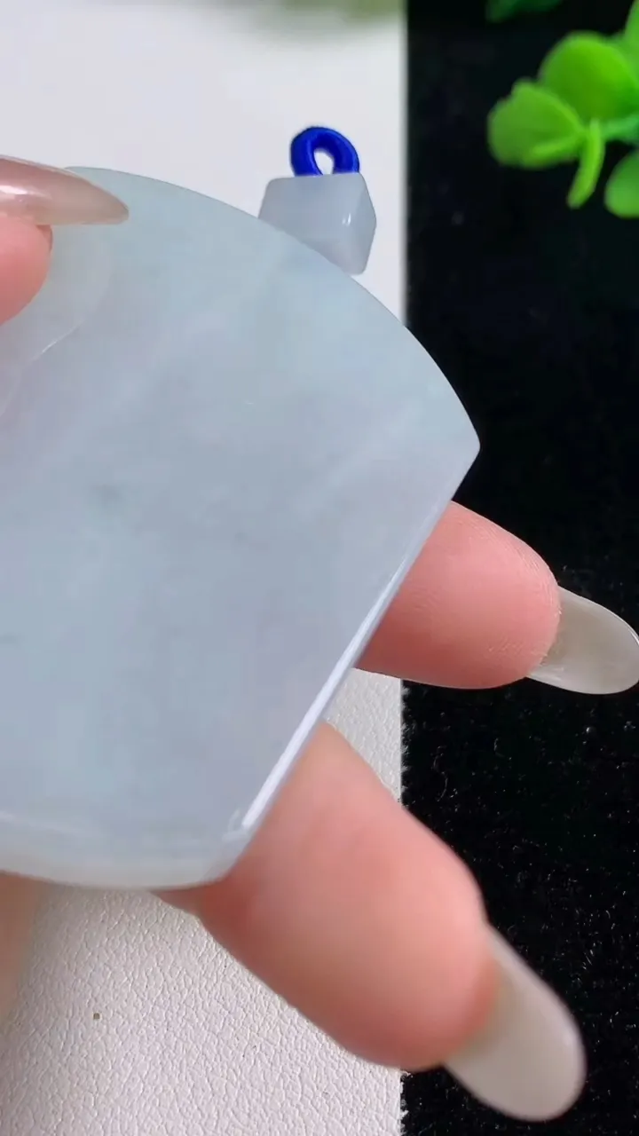 天然A货翡翠飘花无事牌吊坠，尺寸57-41.8-5.7，重量:41.80g
10月25日