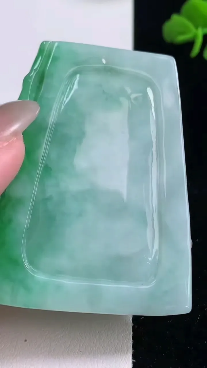 天然A货翡翠生肖牛吊坠，尺寸59.4-45-8.6，重量:55.00g
10月25日