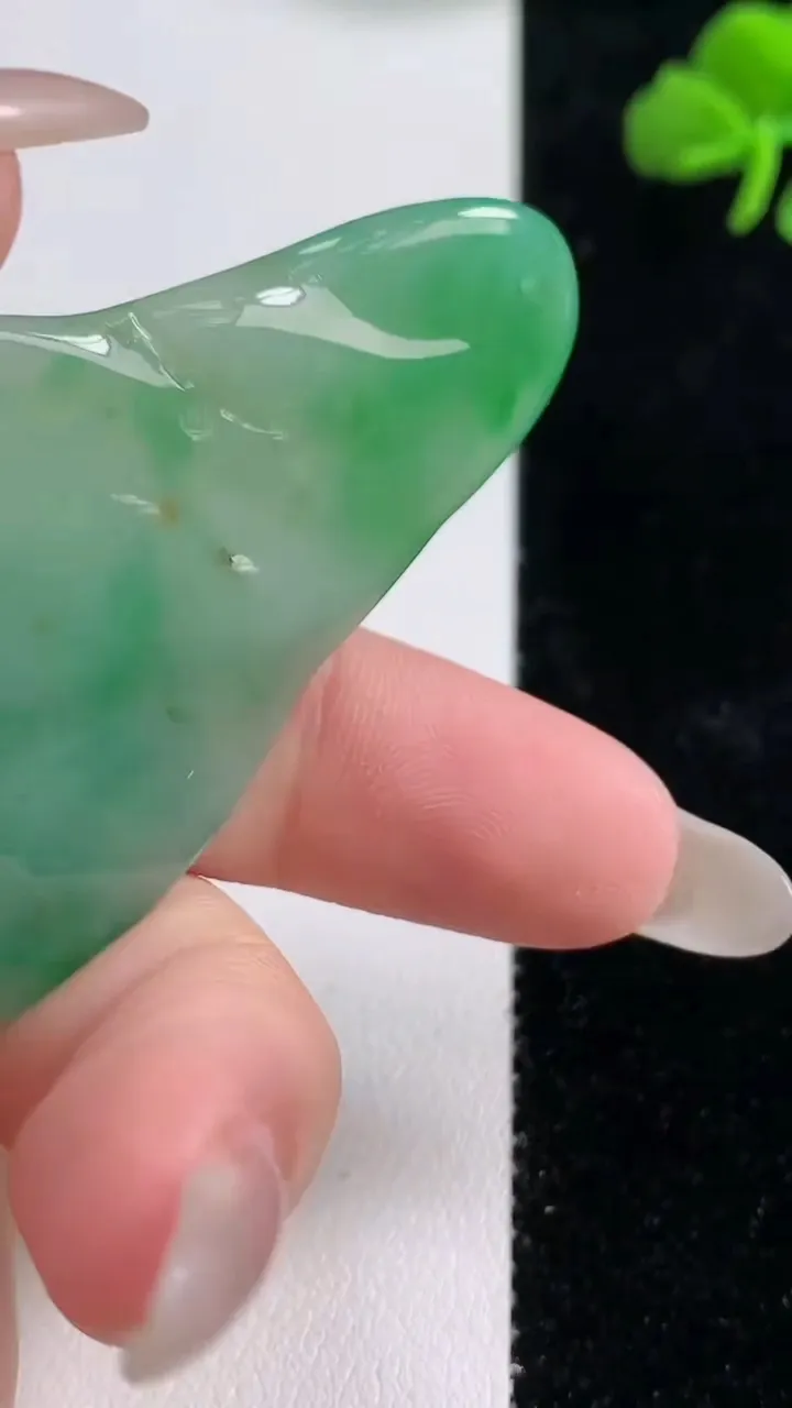 天然A货翡翠逍遥佛吊坠，尺寸62-39.2-5，重量:21.58g
10月25日