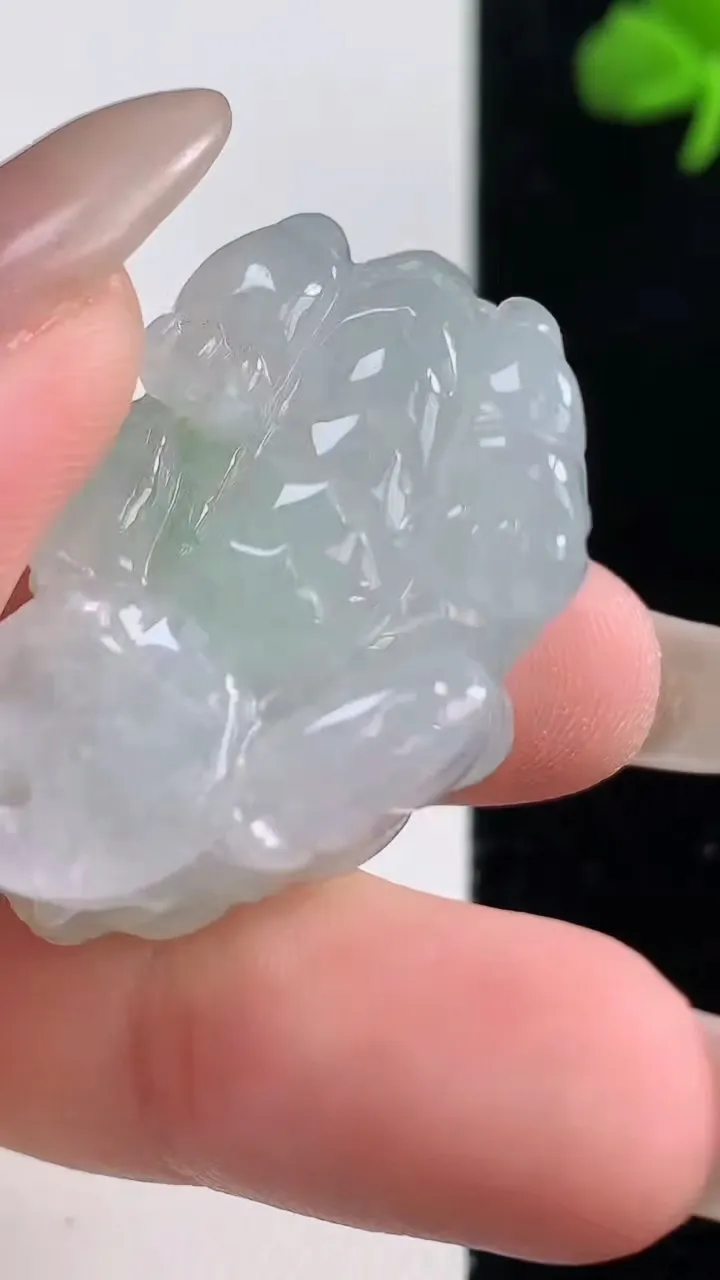 天然A货翡翠貔貅吊坠，尺寸34.7-19.8-13.6，重量:20.89g
10月25日