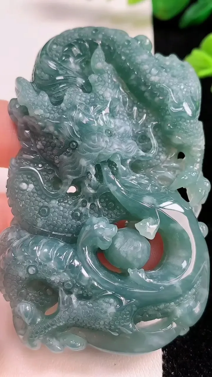 天然A货翡翠蓝水龙牌吊坠，尺寸78-45-13，重:72.26g
10月25日