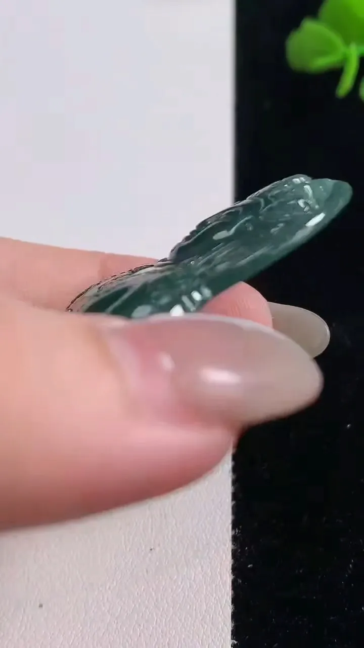 天然A货翡翠度母观音吊坠，尺寸62.2-37.7-5，重量:21.58g
10月25日