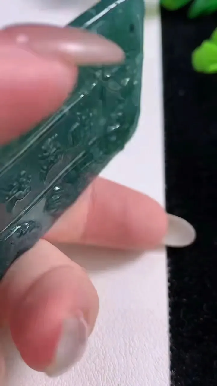 天然A货翡翠蓝水九龙至尊 观音菩萨吊坠，尺寸69.2-43.3-7.6，重:44.96g
10月25日