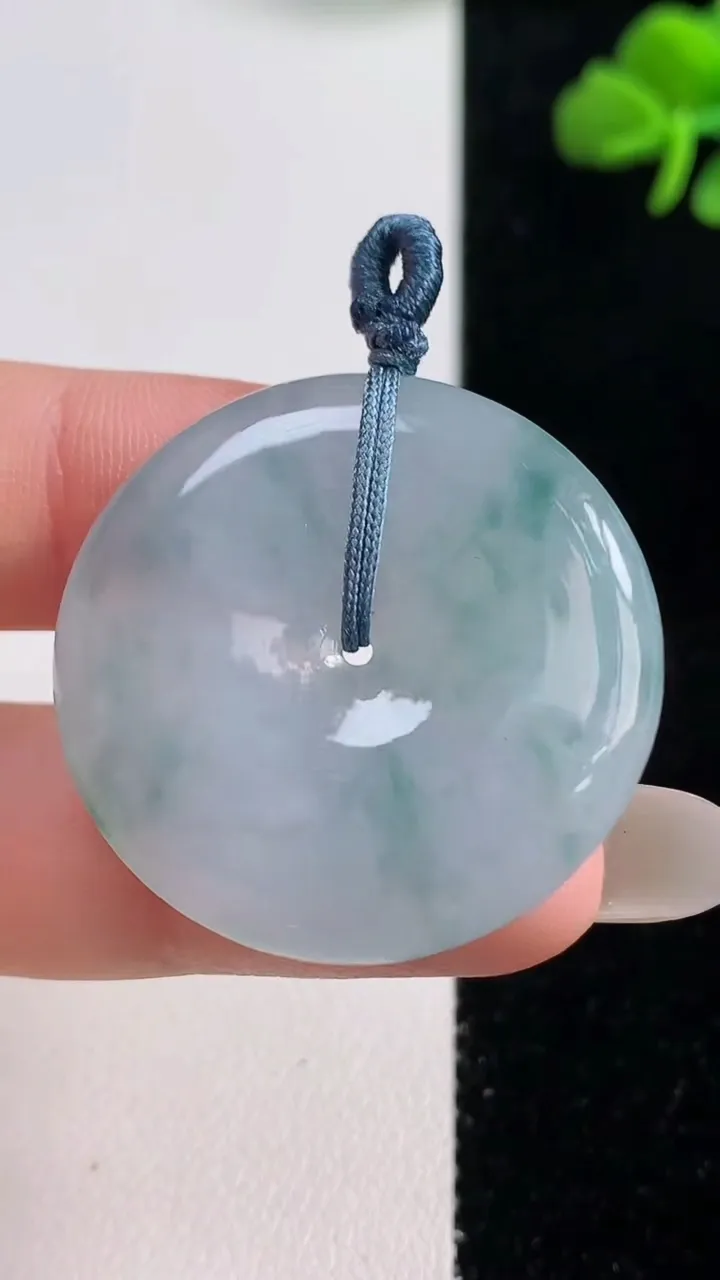 天然A货翡翠冰种飘花平安扣吊坠，尺寸32-5，重量:11.68g
10月25日
